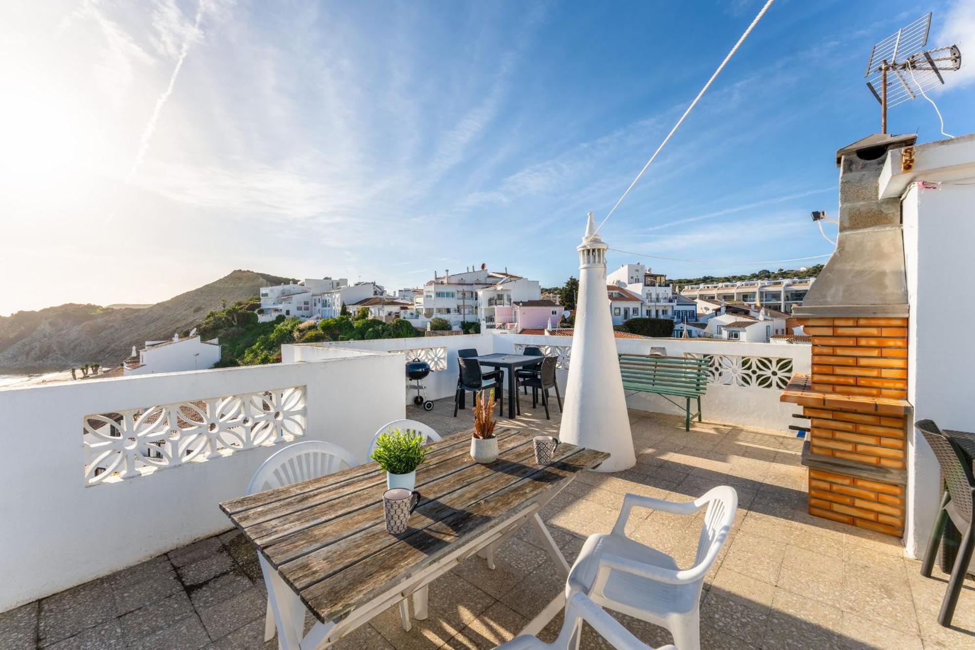 Comfy Flat W/ Rooftop Beach View By Lovelystay Burgau Esterno foto
